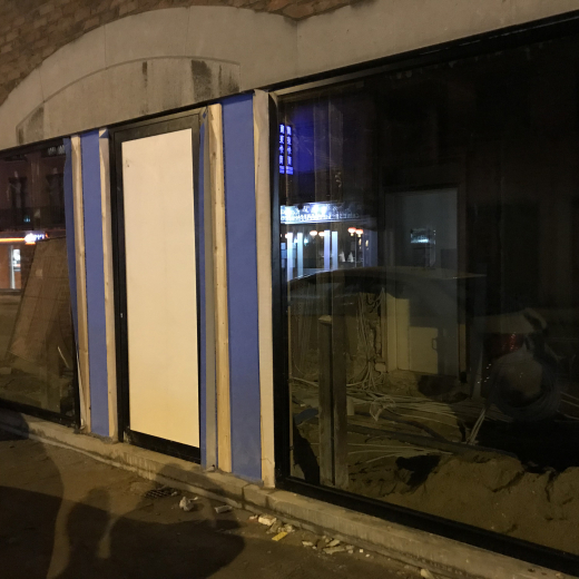 geplaatste zwart frame van ramen, van binnenuit getrokken