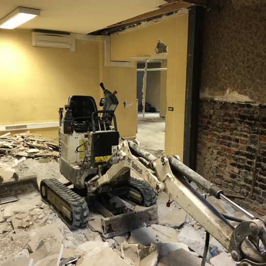 interieur verbouwingen kraan met brokstukken