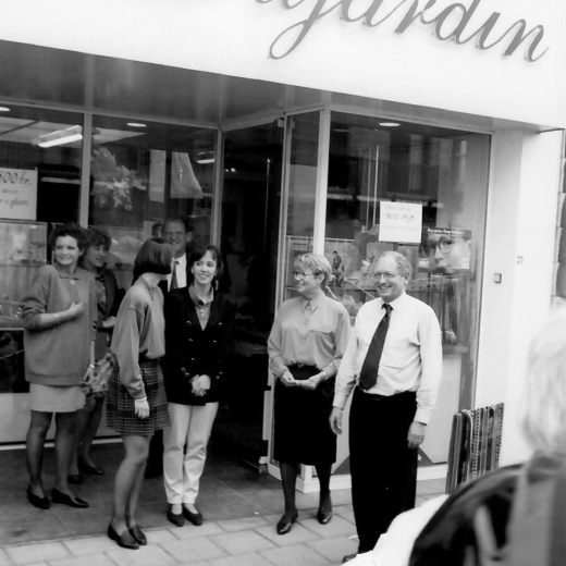 Het exterieur zoals het vroeger was bij optiek Dujardin te Wevelgem exterieur optiek Dujardin 25 jaar geleden op de braderie - zwart wit