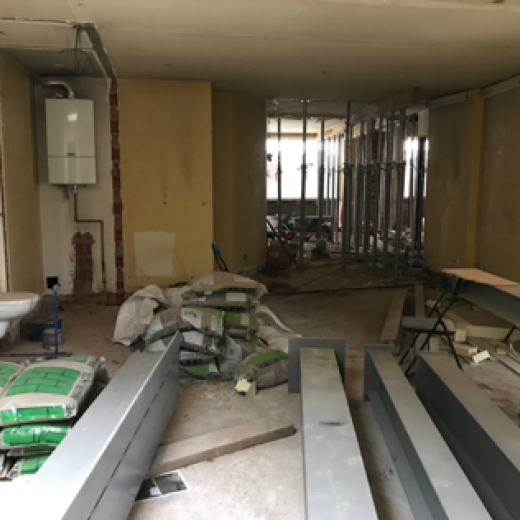 4 poutrelles op vloer in het gebouw