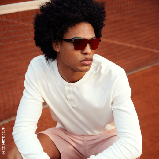 foto persoon op tennisveld met sportbril foto persoon op tennisveld met sportbril