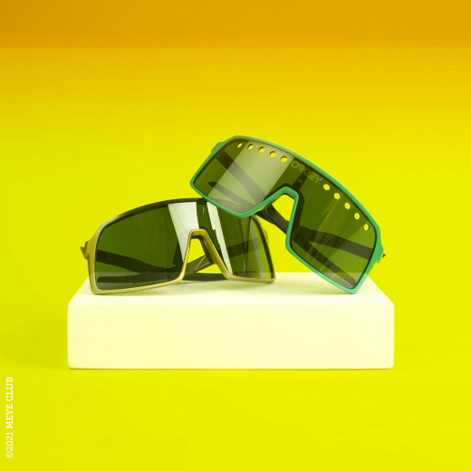 foto van twee sportbrillen oakley