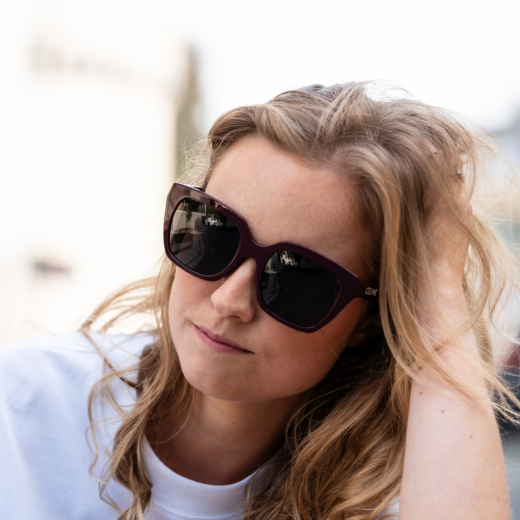 Vrouw met zonnebril op Vrouw met zonnebril op