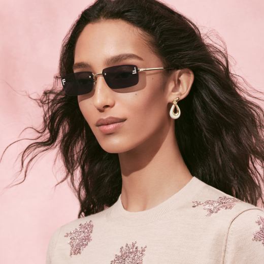Dame met Fendi zonnebril