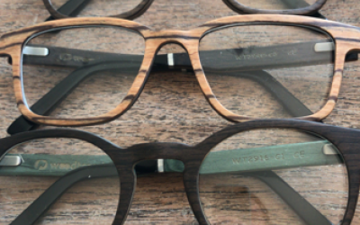 5 houten brillen op tafel onder elkaar