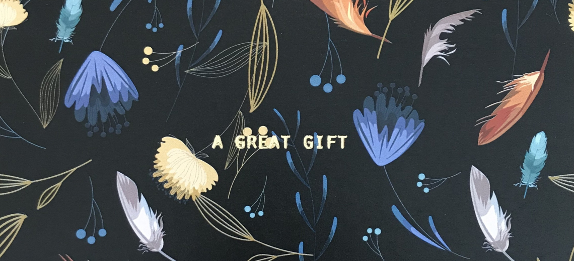 cadeaubon met veren in verschillende kleuren met "a great gift" centraal op