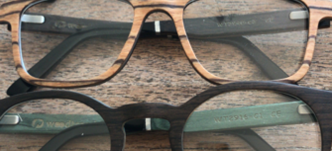5 houten brillen op tafel onder elkaar
