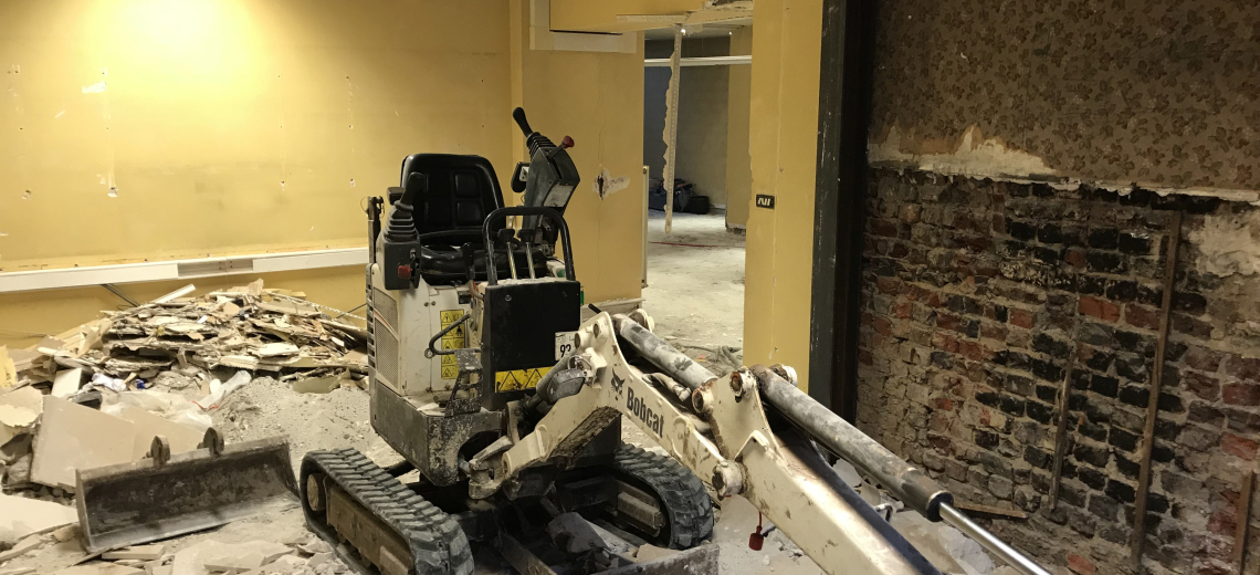 interieur verbouwingen kraan met brokstukken