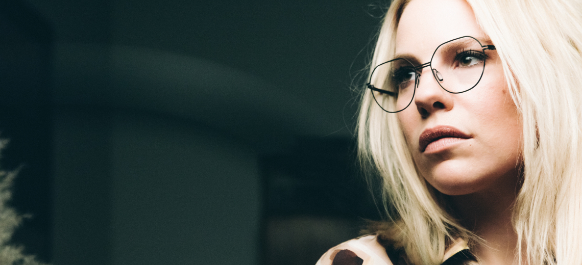 vrouw met odette lunettes