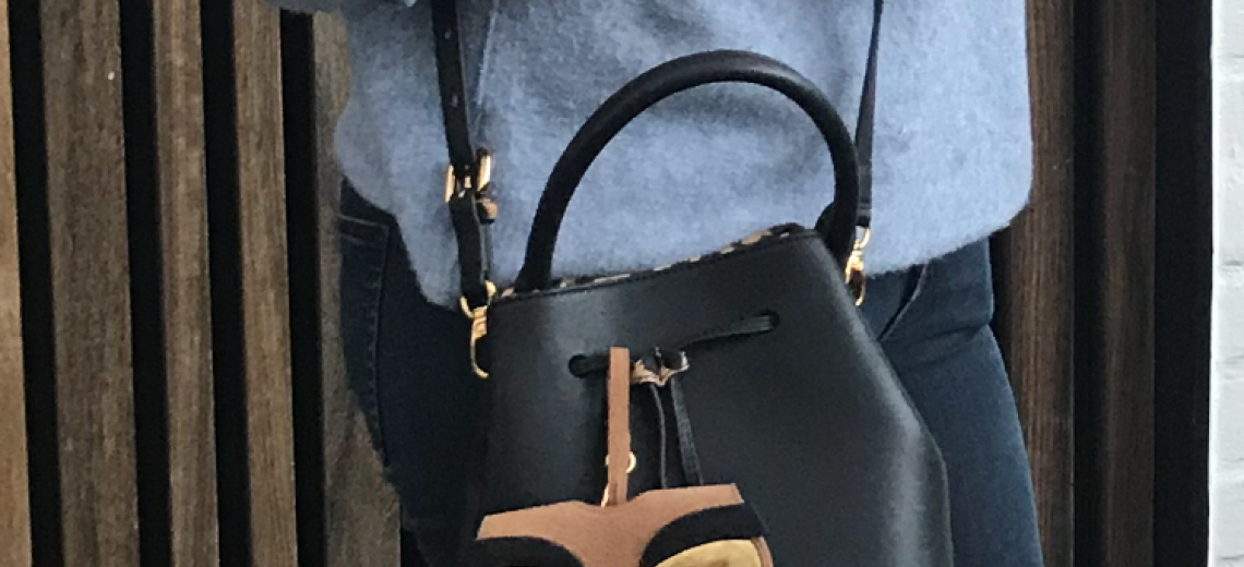 foto van handtas met stijlvolle etui eraan