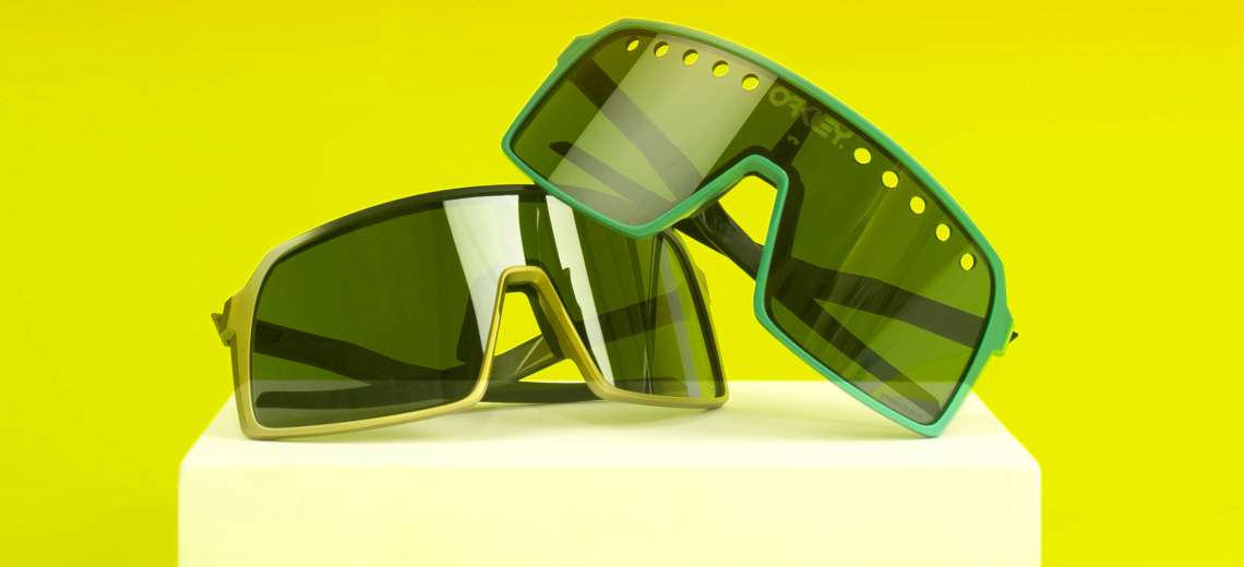 foto van twee sportbrillen oakley