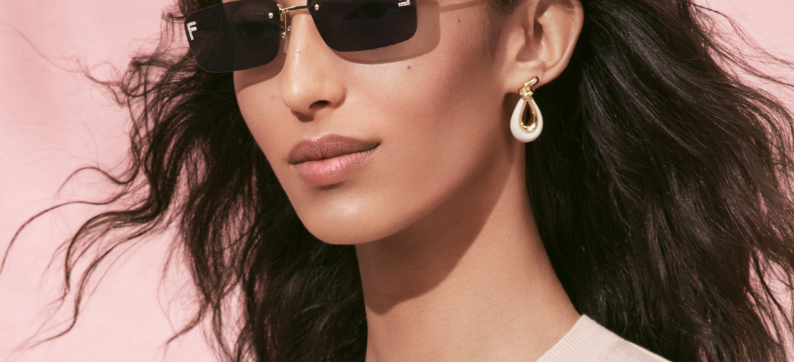 Dame met Fendi zonnebril