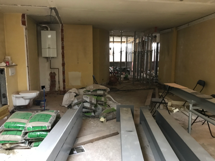 Poutrelles liggen klaar om geplaatst te worden 4 poutrelles op vloer in het gebouw