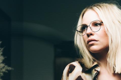 vrouw met odettes lunettes vrouw met odette lunettes