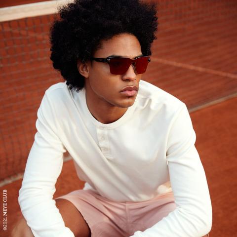 foto persoon op tennisveld met sportbril foto persoon op tennisveld met sportbril
